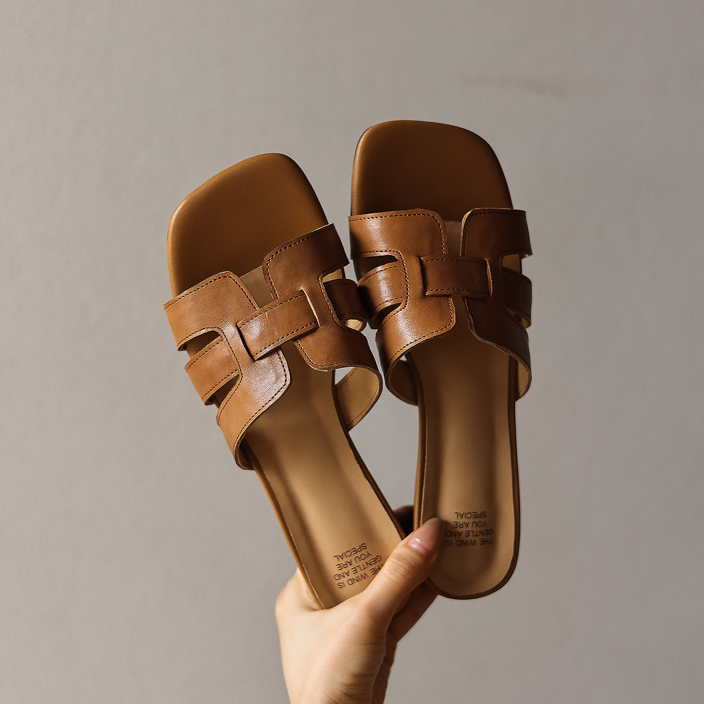 Sandal nữ da bò gót vuông thấp mũi vuông hở ngón phong cách Hàn Quốc — đen