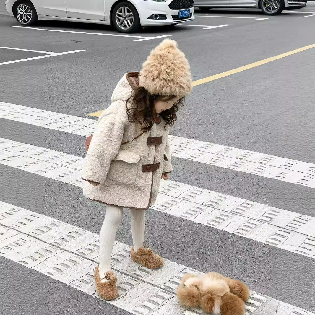 Зимнее пальто 2025 года в новом корейском стиле для девочек: теплая верхняя одежда средней длины из овечьей шерсти с кожаной пряжкой и капюшоном