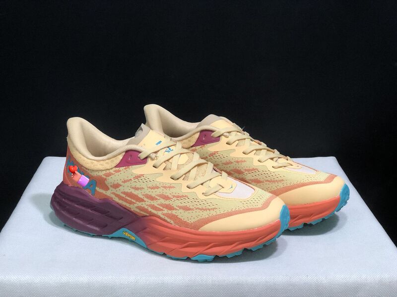 クロスボーダー HOKA Speedgoat 5 アンテロープ メンズ レディース 耐摩耗性スポーツシューズ 衝撃吸収 アウトドア ランニングシューズ|undefined