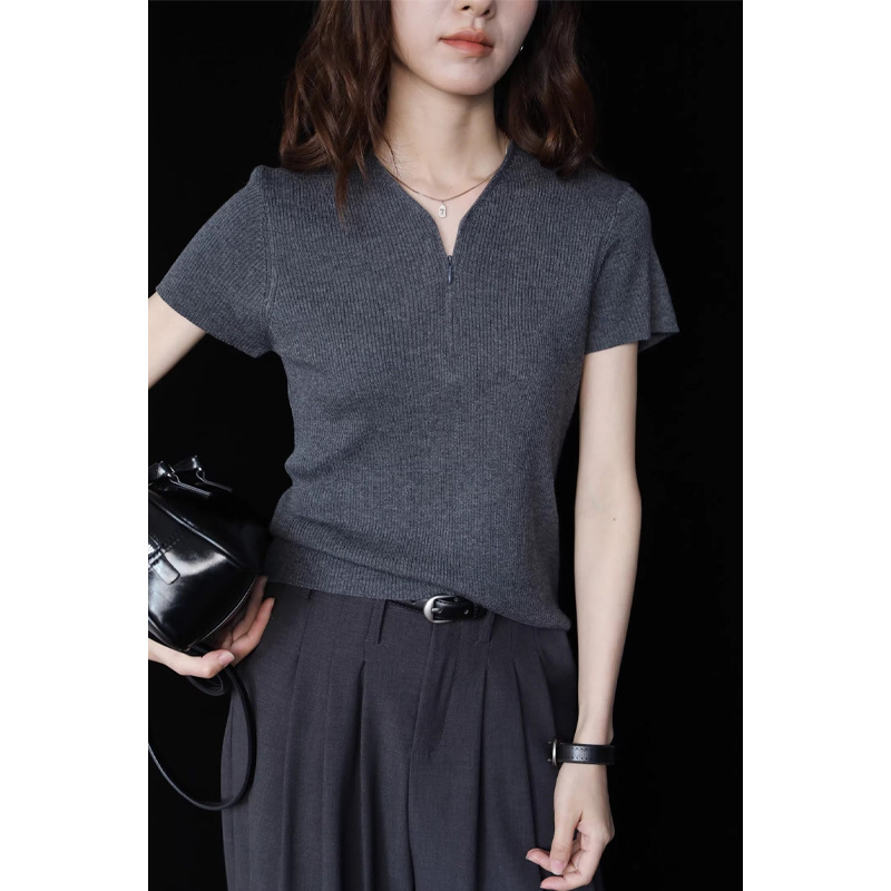Áo thun nữ cổ chữ V tay ngắn phong cách vintage — màu xám đậm, màu xám nhạt chi tiết 3