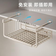 家の台所の物置棚は伸縮可能になっています。