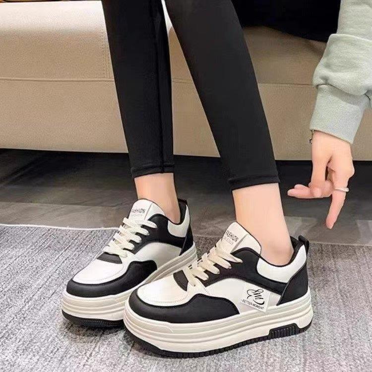 Zapatos de skate muffin de primavera de mujeres super caliente 2024 primavera nuevos zapatos blancos con suela gruesa aumentada ocio de alto valor de cara zapatos de skate de mujer