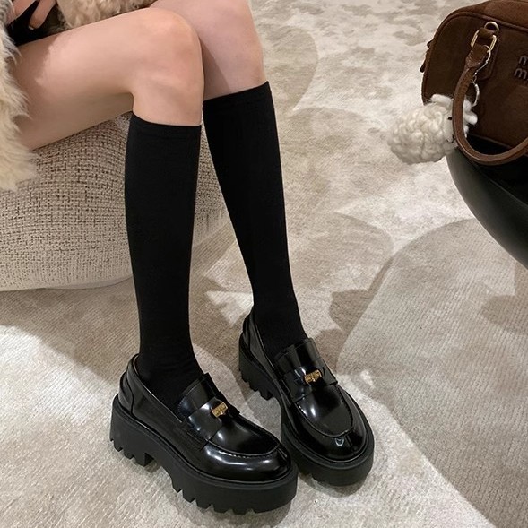 Versión de piel de vaca ~ Grape Mom mismo estilo, moneda de oro pequeña, punta redonda, tacón grueso, zapatos Lefu, zapatos de cuero de plataforma para mujer