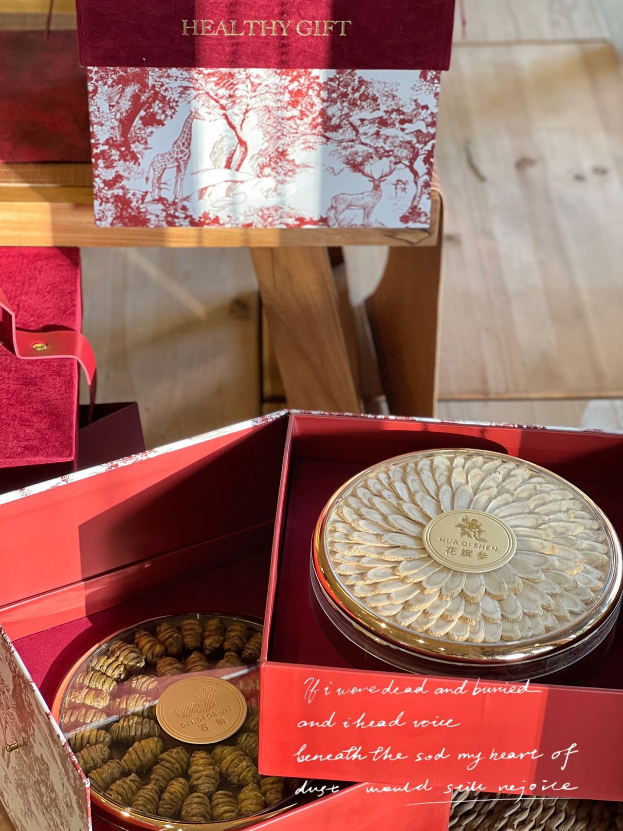 Red Velvet Eight Treasure Gift Box American Ginseng Dendrobium Red Ginseng Deer Antler Reishi Tangerine Peel 190g overview
