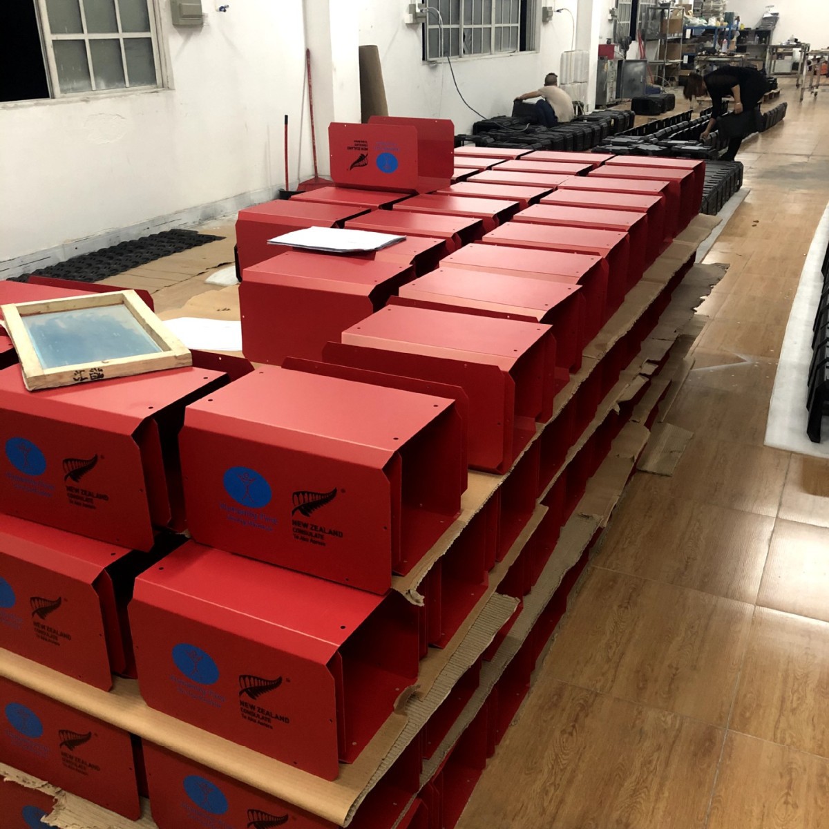 定制钣金机箱机柜方通机架激光割折弯焊接龙门铣喷粉自动拉丝去毛