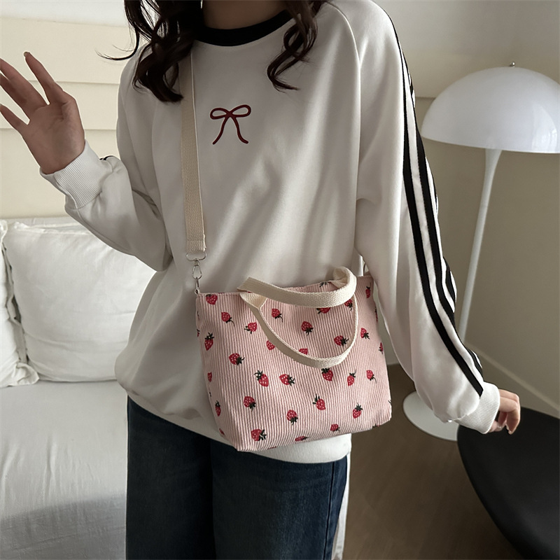 Bolsa de hombro de personalidad casual 2024 verano nuevo estilo de gran capacidad de fresa de lana estilo universitario bolso de mano bolso de mujer