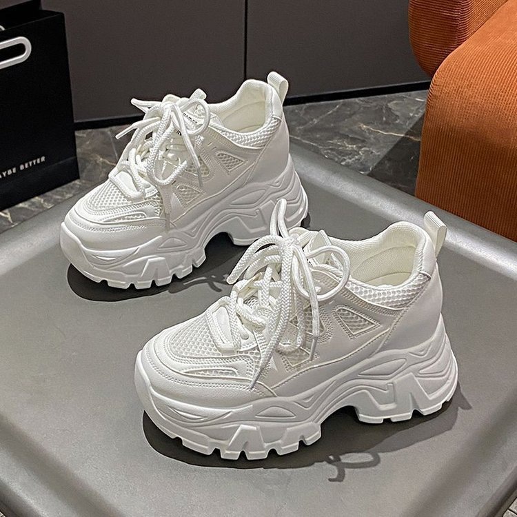Zapatos blancos transpirables de malla de altura interior de suela gruesa 2026 verano nuevos zapatos de papá ligeros zapatos deportivos casuales