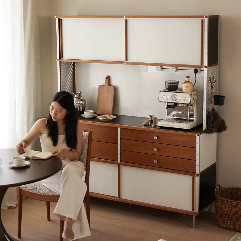 El aparador Eames está contra la pared, una cocina, una cómoda de madera maciza, almacenamiento, almacenamiento, armario de cola de cama 2024 nuevo estilo retro