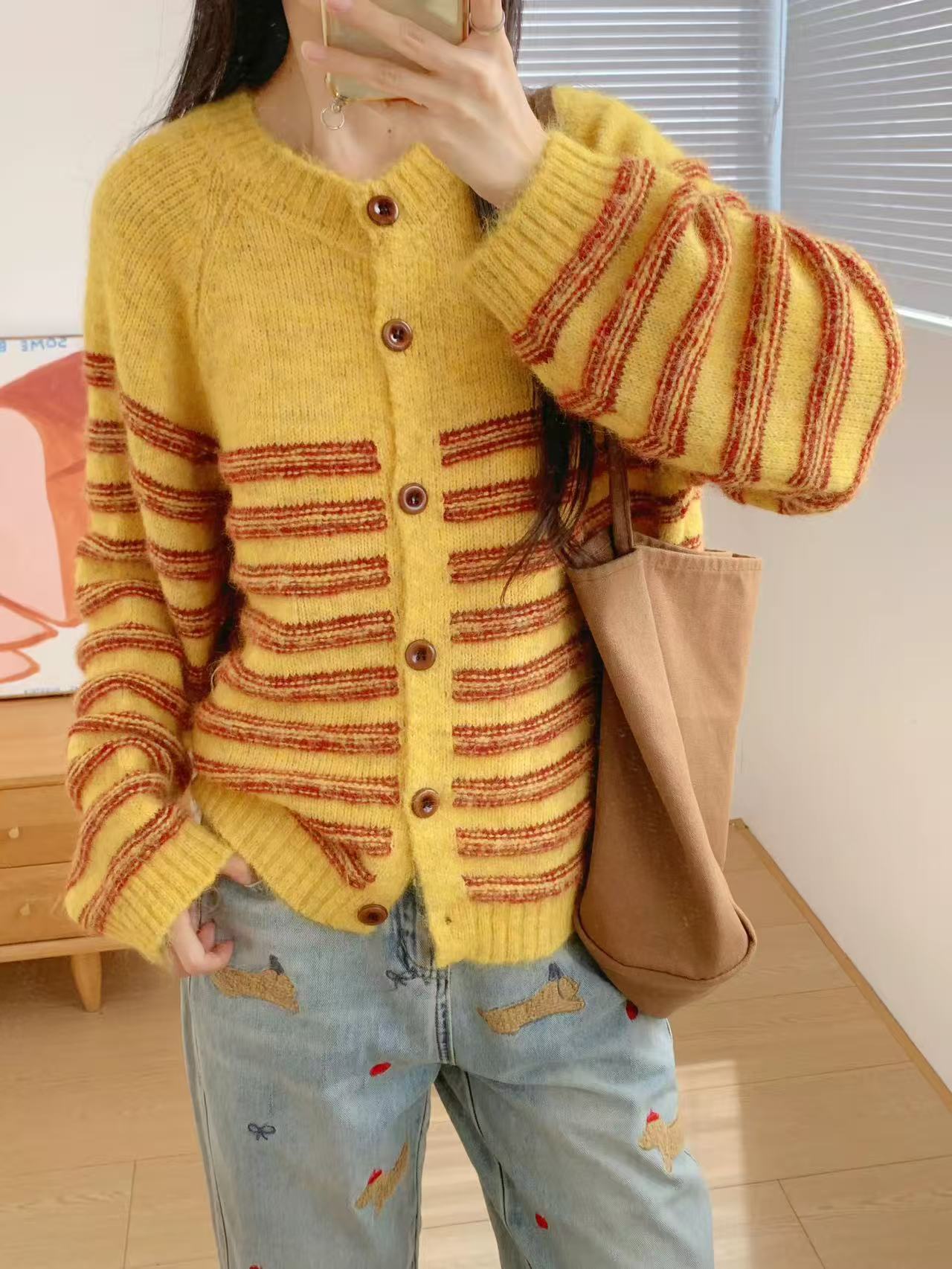 Otoño y invierno de 2025 nuevo estilo retro color contraste a rayas de punto cardigan estilo coreano de moda universal suéter delgado abrigo image 8