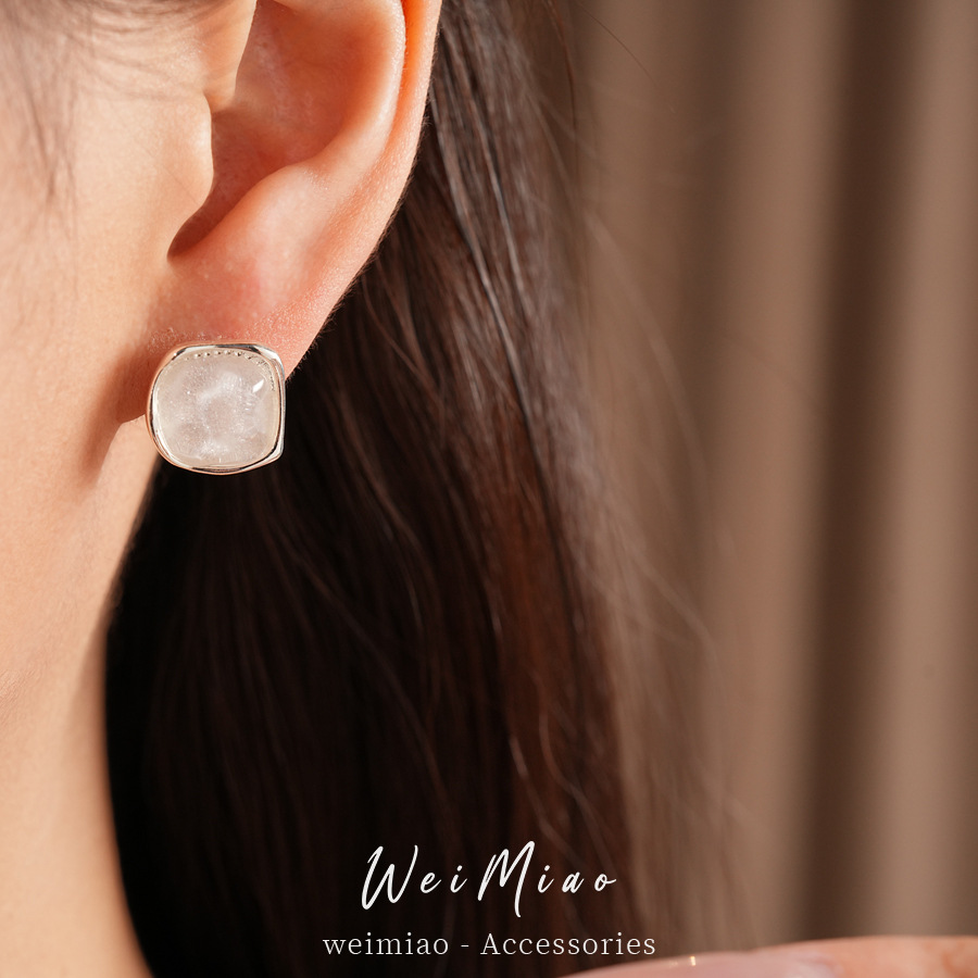 Temperamento simple de resina geométrica cuadrada pernos de orejas de viaje diario aretes de viento ligeros de lujo de alta calidad al por mayor auriculares