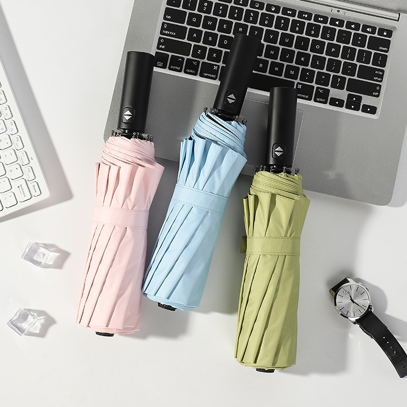 Un gran número de paraguas plegables automáticos sólidos para hombres y mujeres grandes paraguas solares publicitarios