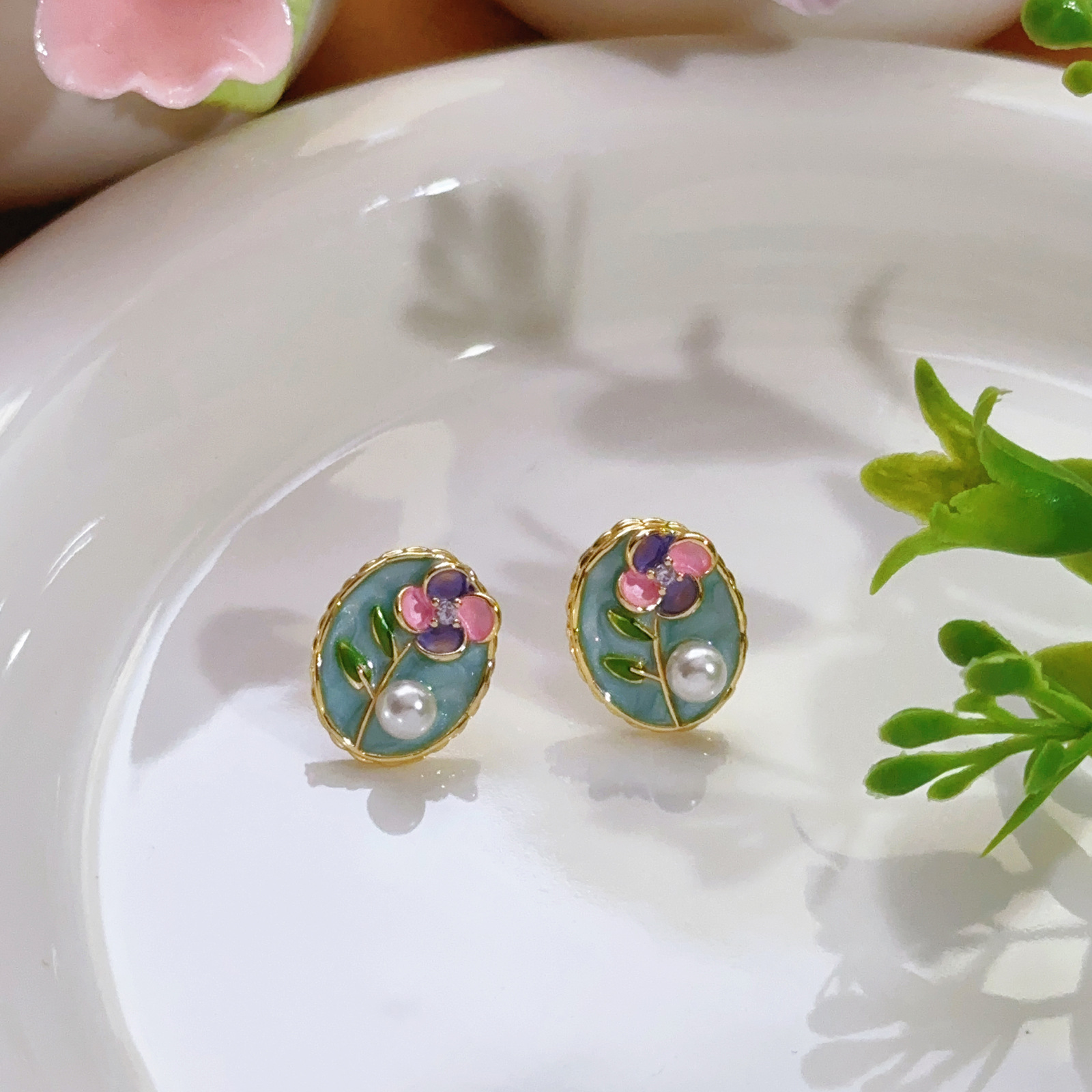 Pendientes de perlas Zhuji, temperamento blanco francés, pendientes antiguos, desplazamientos diarios, lujo ligero, joyería de orejas de alta gama al por mayor