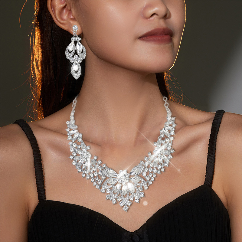 Nuevo conjunto de collares retro exagerados transfronterizos para mujeres de cristal de lujo vestido de banquete accesorios de cadena de clausura venta directa de fábrica