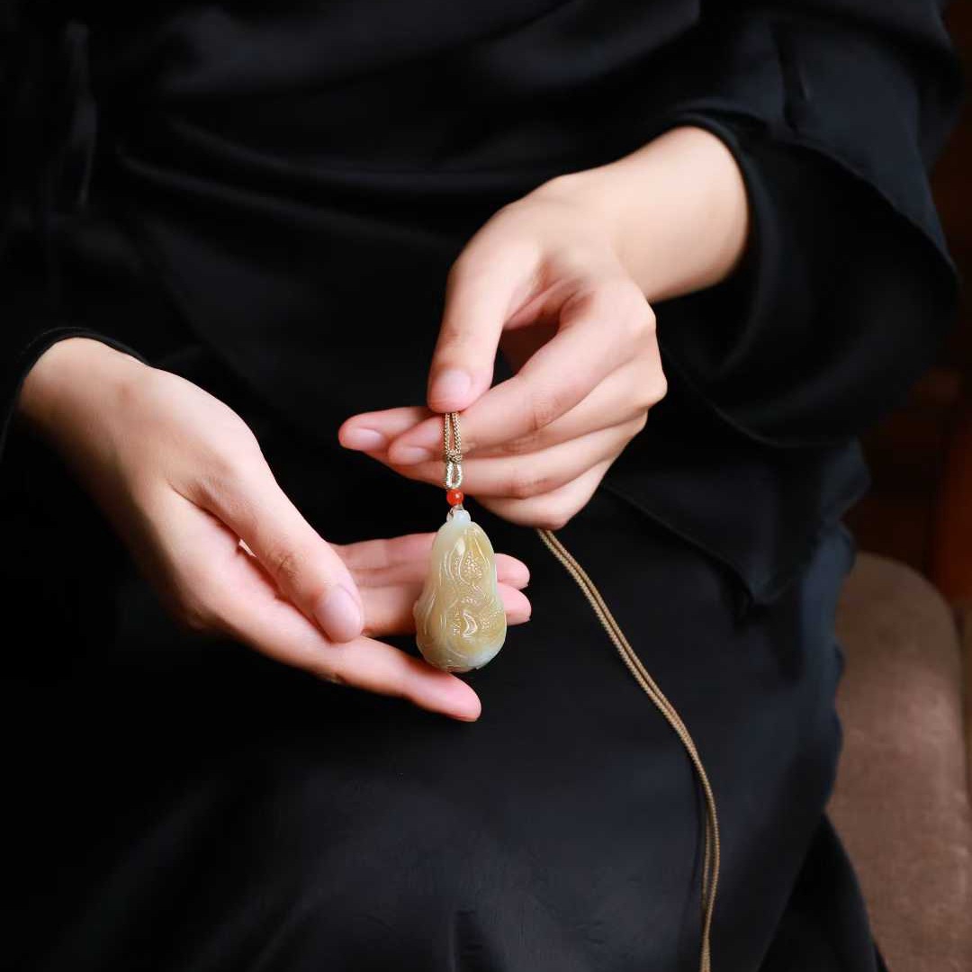 玉器工艺品天然新疆和田玉且末料老料俏糖色白菜吊坠糖玉男女挂件