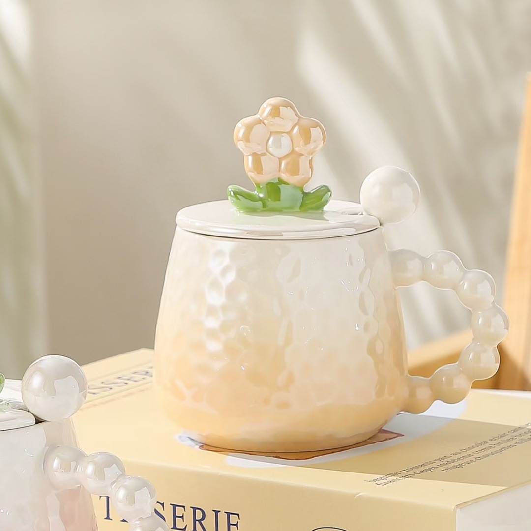 Flores creativas de alto valor facial taza de cerámica con tapa cuchara acompañante de regalo de mano personalidad de la chica taza de agua taza de esmalte de perla