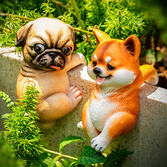 子犬の植木鉢に盆栽を掛けて庭のベランダの花園教室の小動物の造景の装飾品を手配します。