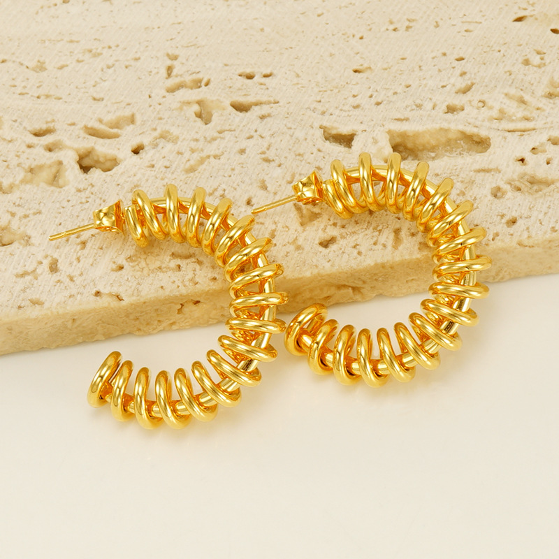 Nueva frontera europea y americana de acero inoxidable en forma de C pendientes de primavera moda hueco diseño titanio anillo de acero pendientes al por mayor