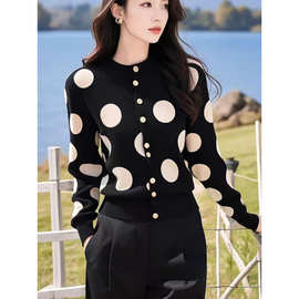 韩系穿搭秋冬高级感超好看圆领黑色波点针织开衫毛衣女设计感小众