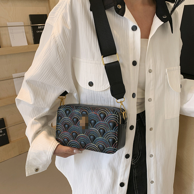 Bolso de hombro transfronterizo, diseño de nicho femenino, moda, tendencia, bolso de mensajero, cinturón de hombro ancho tallado de alta gama, bolso cuadrado pequeño para cámara