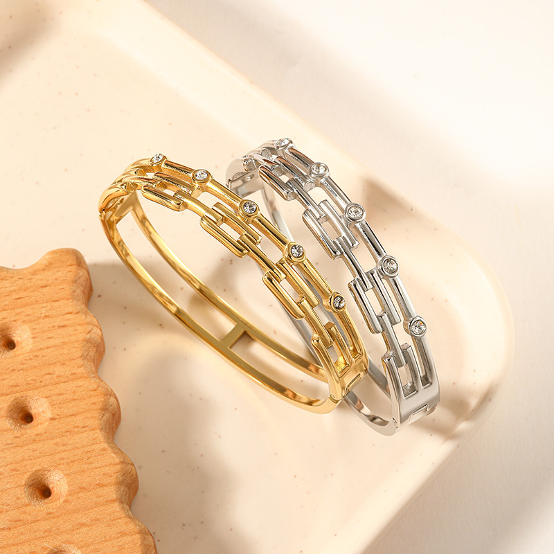 European and American Fashion Trend New Special Price Titanium Steel Bracelet for Women, Real Gold in the Furnace, High Quality, Color-Preserving, Simple and Atmospheric Jewelry European and American Fashion Trend New Special Price Titanium Steel Bracelet for Women, Real Gold in the Furnace, High Quality, Color-Preserving, Simple and Atmospheric Jewelry