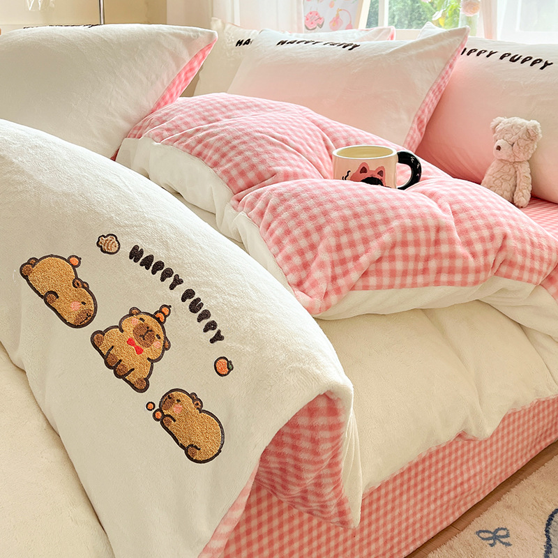 Toallas bordadas de leche de seda de cuatro piezas en invierno 2025 nuevo engrosado coral edredón cubierta sábanas de cama de tres piezas