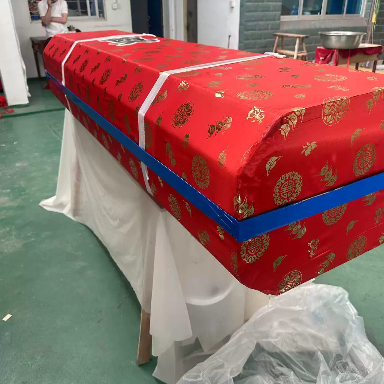 Производитель поставляет гроб, похоронный бумажный гроб, одноразовый утолщенный бумажный гроб для кладбища, кремационный гроб, похоронные принадлежности.