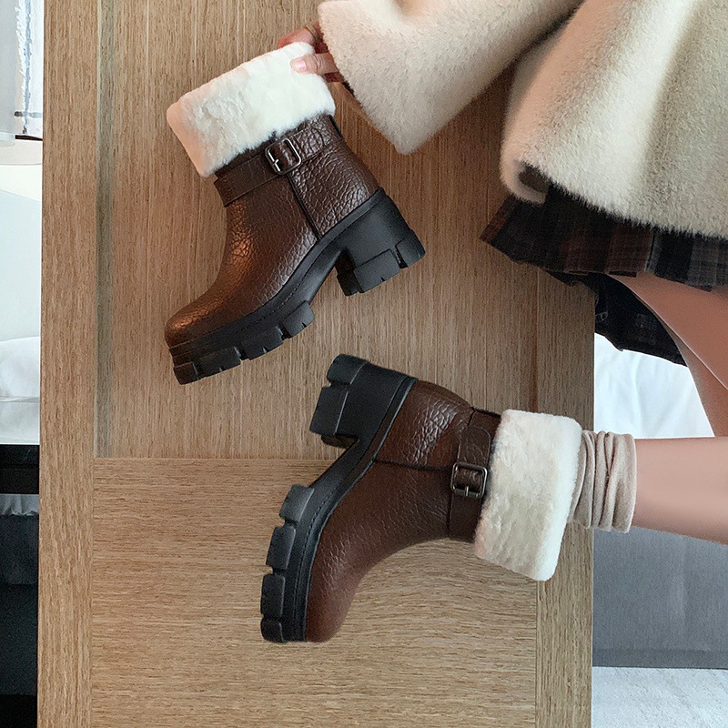Boot tuyết nữ da thật cổ ngắn lót lông cừu, đế dày khóa thắt lưng gót vuông — màu nâu