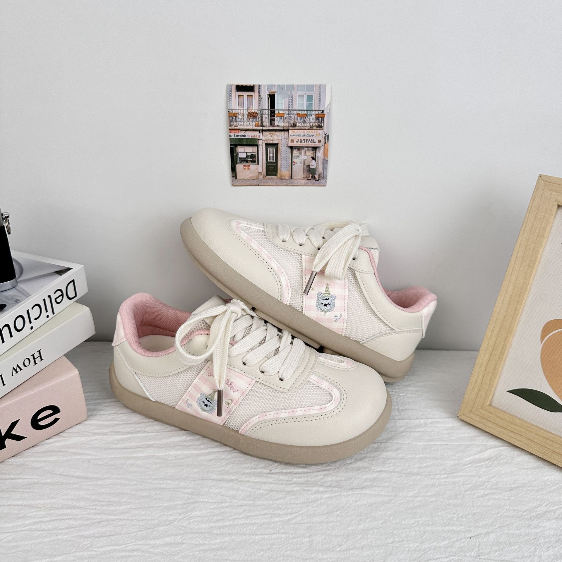 Zapatos de skate para mujeres de verano de 2025 zapatos de mujer de suela gruesa zapatos blancos pequeños zapatos de entrenamiento a cuadrícula zapatos casuales