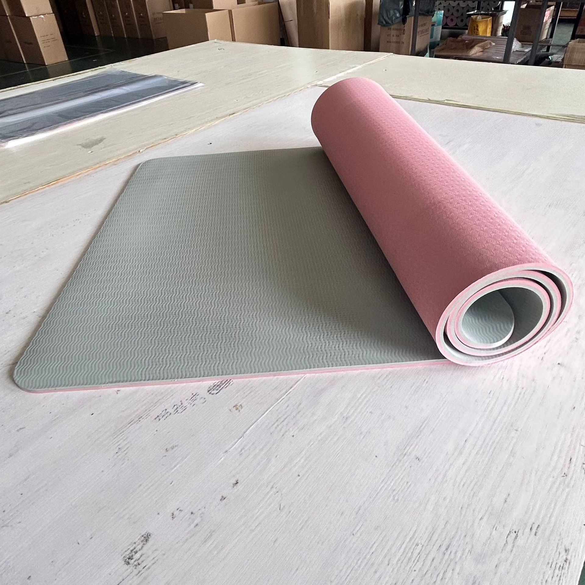 Fabricantes de stock al por mayor TPE mat de yoga de dos colores 183 * 61 * 0.6 mat de ejercicios deportivos de danza portátil mat