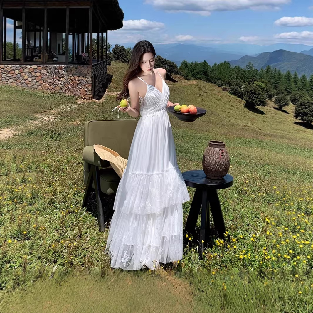 Boho-Urlaub: Weißes Maxikleid mit Spitzenbesatz und offenem Rücken – ein Kleid aus weißem Spitzen-Patchwork_voghion.com