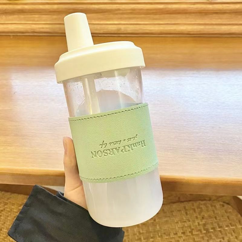 ミルクティープラスチックカップには個性的な英語の断熱カバーが含まれています。真珠を吸うことができるプラスチックカップです。|undefined