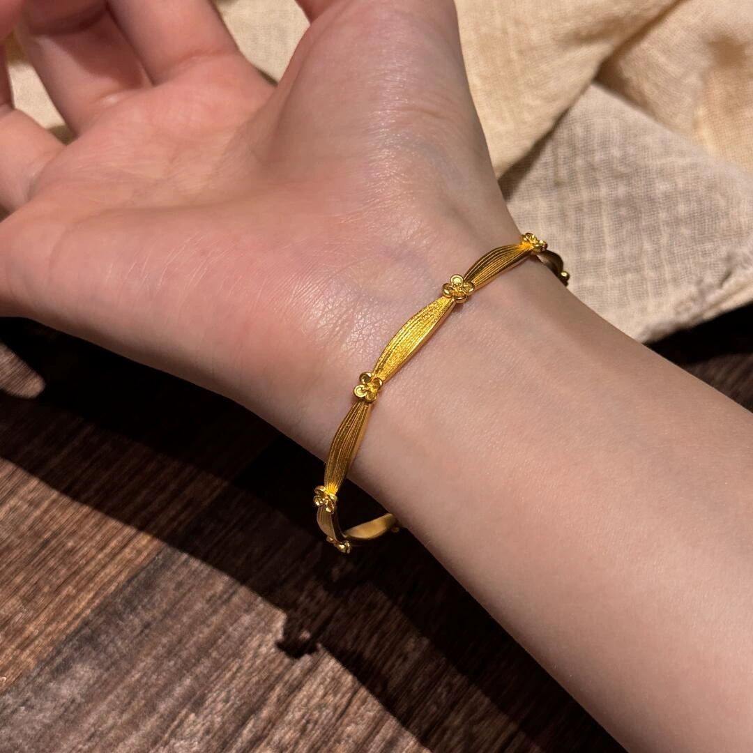 Популярный браслет TikTok с четырехлистным клевером — простой и скромный подарок для мам и любимых.