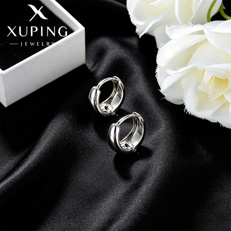 Xuping estilo simple geometría de gota de agua de aleación de cobre chapado en blanco europa y americana personalidad transfronteriza orejas para mujeres