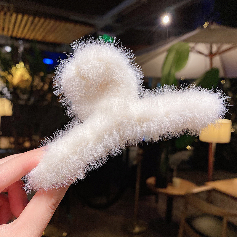 Simple Style Solid Color Plush Plush Hair Claws 1 Piece display picture 8