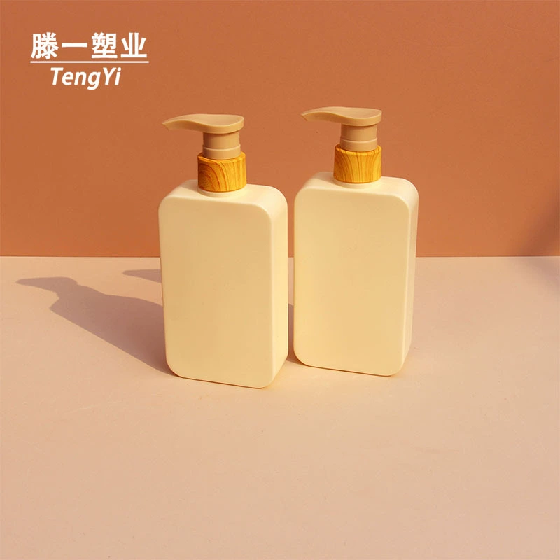 Завод-изготовитель бутылок для шампуня из ПЭ пластика, 400 мл, бежевого цвета, плоской формы, с дозатором-помпой из дерева с 28 зубцами.