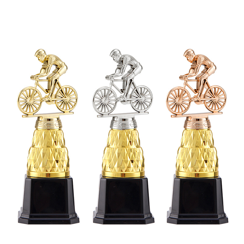 Ventas transfronterizas calientes nuevas decoraciones de trofeos de campeones de bicicletas creativas soportan muñecas de bicicletas de plástico grabadas con placa de identificación