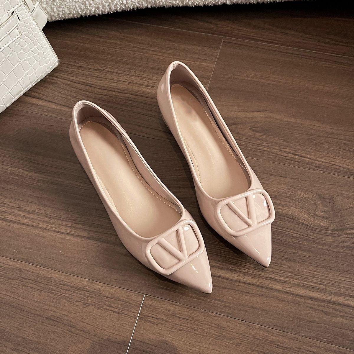 Talón medio superficial sexy y cómodos zapatos de cuero para mujeres primavera y verano de 2026 nuevos zapatos de moda superficial de moda