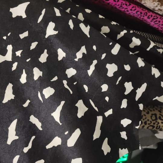 黑白色奶牛皮毛一体奶牛花现货撒金头层牛皮鞋包皮料