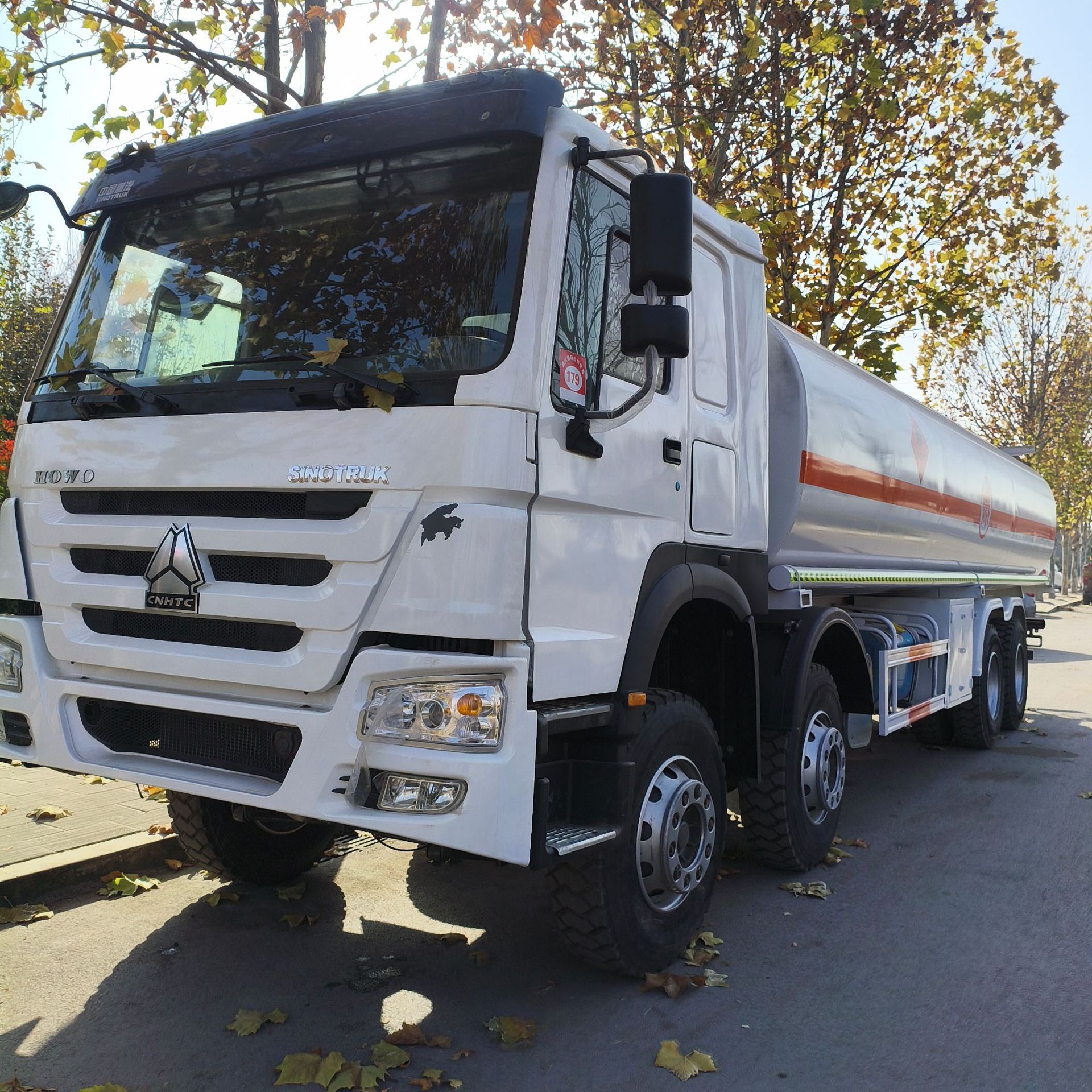 Exporting Howo 350-Horsepower Cement Tanker, Large 12-Cubic-Meter and 14-Cubic-Meter Cement Tanker
