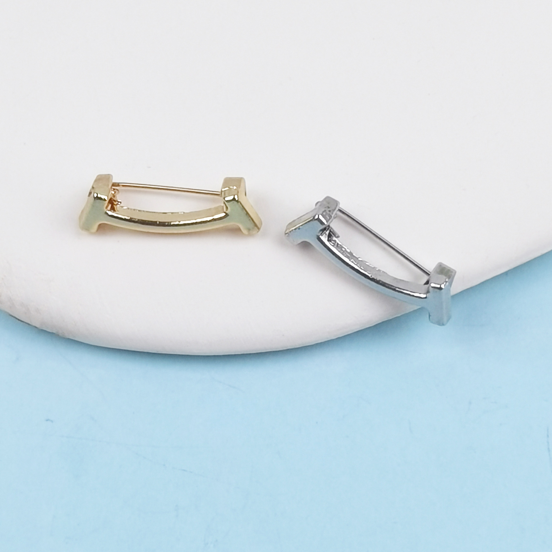 Broche de aleación de sonrisa de nicho simple, diseño brillante, ropa de mujer, top, escote, hebilla fija, anti-brillo