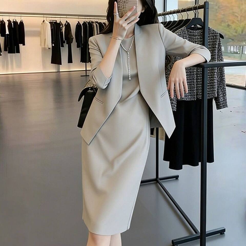 Bộ vest nữ cao cấp gồm áo vest và đầm liền thân hai mảnh, tay lửng, cổ vest, váy midi dáng đứng — Màu xám nhạt