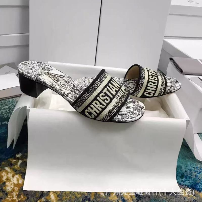 D ファミリーレター刺繍ハイヒールスリッパ女性のアウターウェアレザーフリップフロップ 2025 夏の新スタイルラインストーン厚いヒールサンダル|undefined