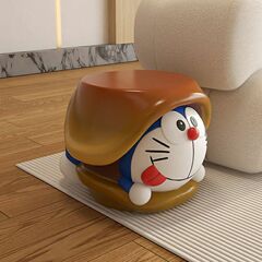 かわいいアニメのアイデアは靴を替えて家に入る子供の腰掛けの客間の家庭用の低い腰掛けのソファーのお茶の玄関の腰掛けの入り口に入ります。