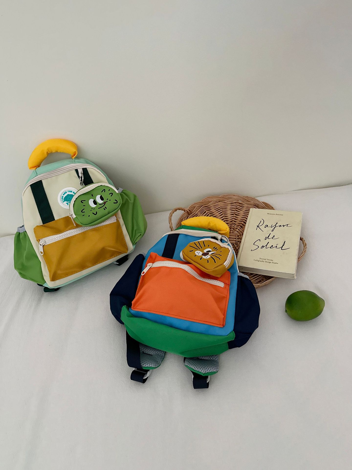 Mochila escolar de jardín de infantes para niños ultraligeros nuevos colores en contraste, niños y bebés salen con mochila pequeña, mochila de niña de moda, marea