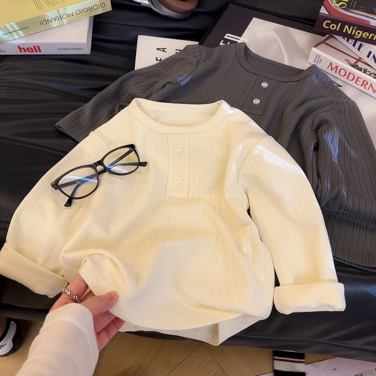 Nueva camiseta de tela de algodón para niños de color sólido, camiseta de cuello bajo para bebés con rayas de otoño para niñas