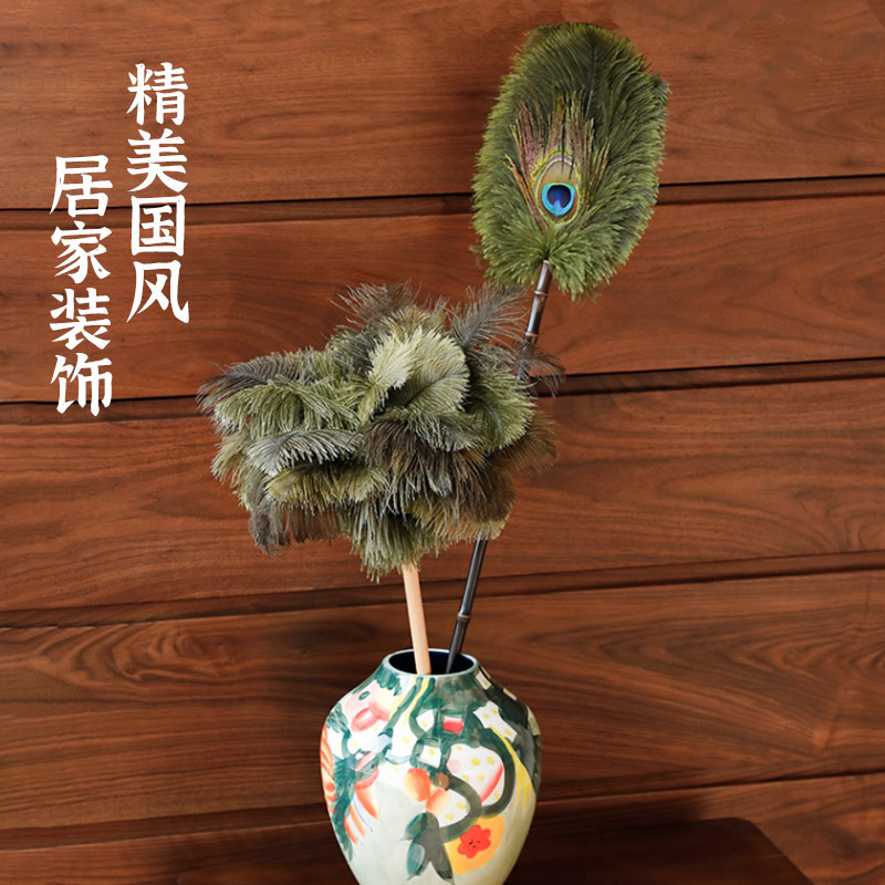 欣陽の羽の鶏の毛のはたきはほこりを払います。|undefined