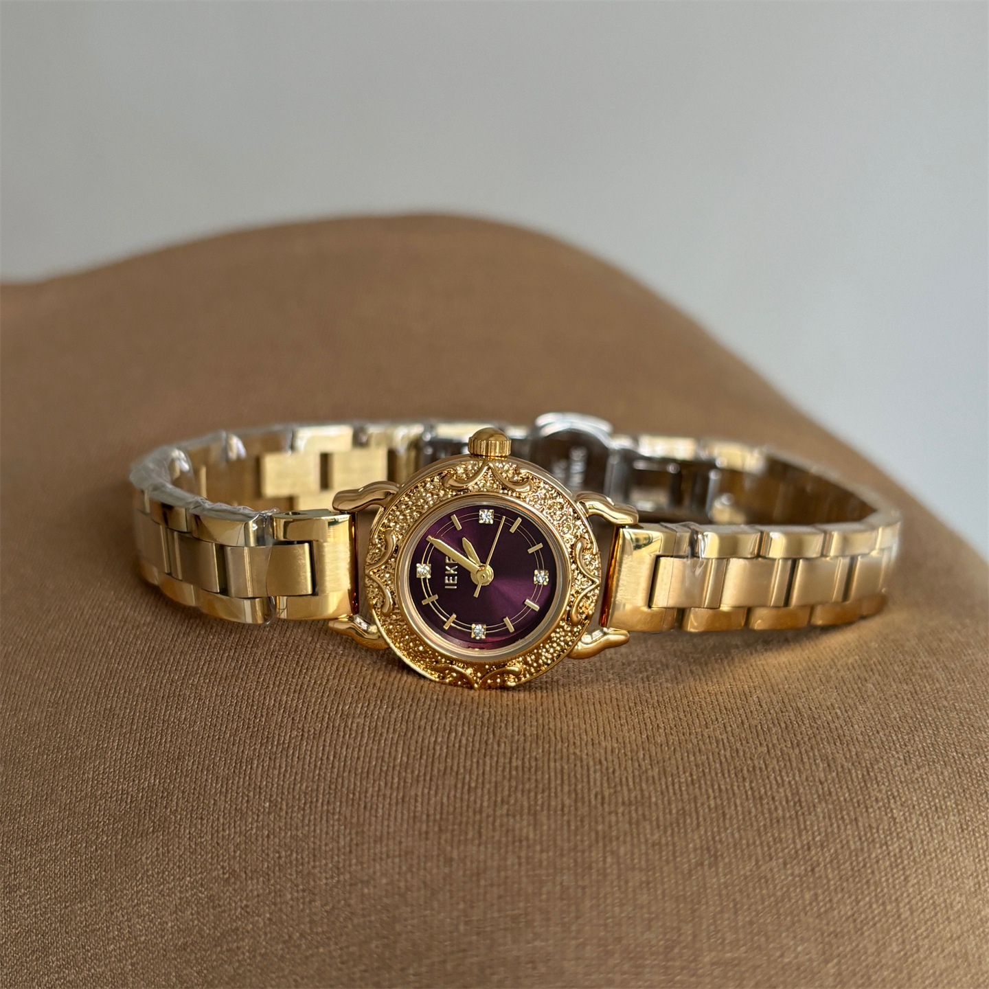 IEKE法式复古浮雕小表盘小巧精致小众高级感小金表女士表石英手表