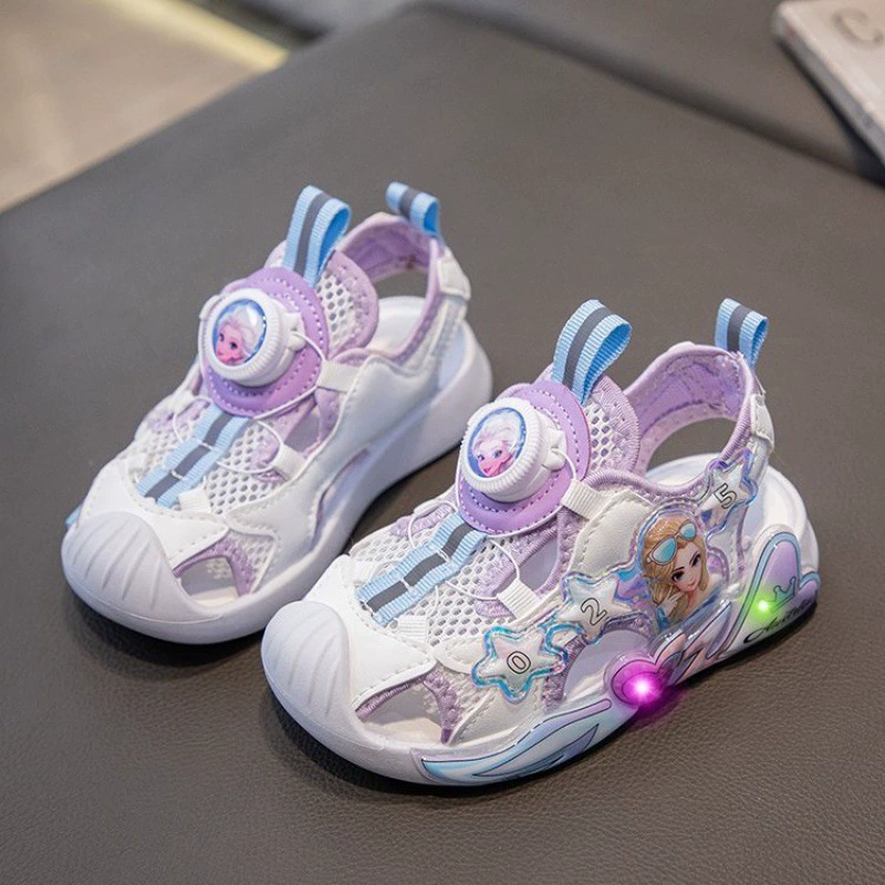 2024 Летние новые Баотоу Сандалии Вращающаяся пуговица с лампой Принцесса Аиша обувь Мягкая подошва Детская обувь для девочек