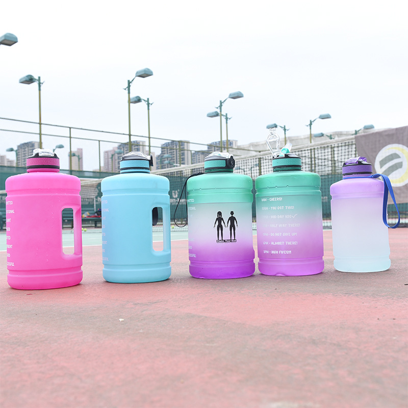 Capacidad transfronteriza deportes cubo taza portátil fitness más tamaño botella de agua con paja de plástico gradiente de color