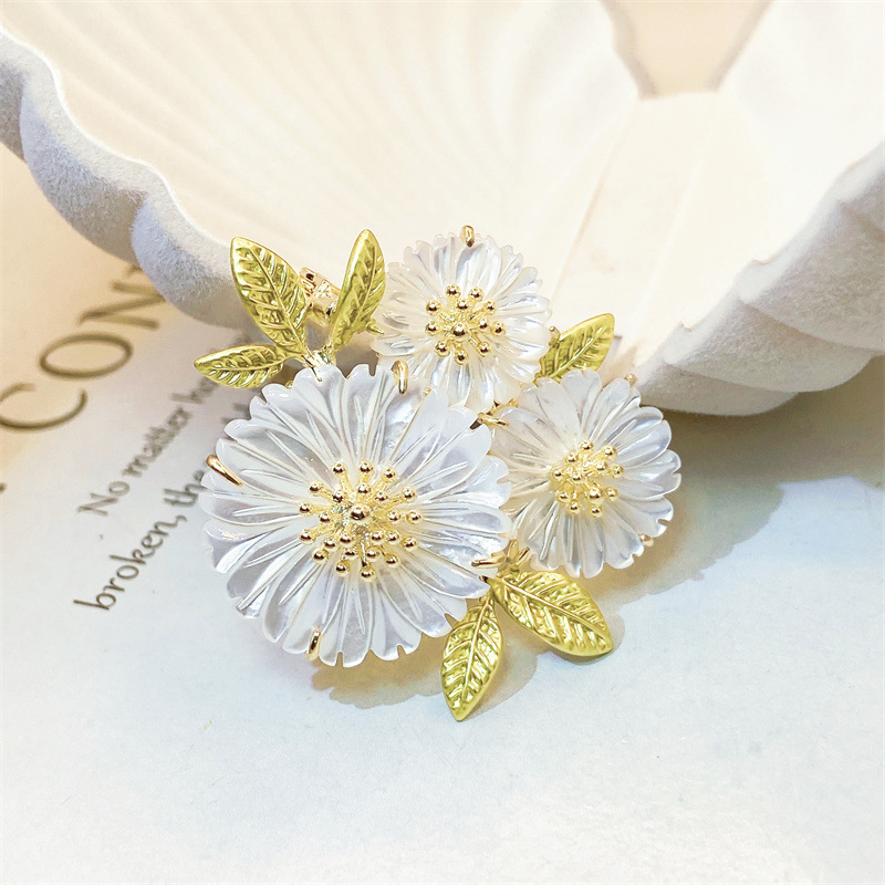 Natural fritillary Daisy broche de alta gama de Mujeres de otoño e invierno elegante anti-exposición nicho diseño ramillete traje chaqueta Accesorios